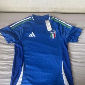 Italien Hemmaställ Euro 2024fotbollströja - Säljer fotbollströjor under retail, vi har ett större utval pa vär instagram Jerseysidan.