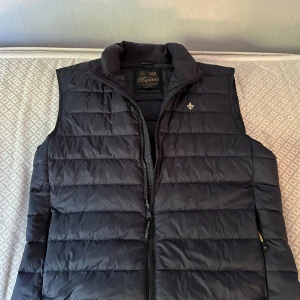 Morris väst - Morris väst navy blå  storlek M Använd en halv vår så i princip nyskick Nypris 2300 