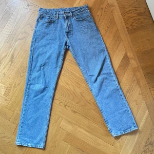 Blå jeans från Vailent - Säljer ett par blå jeans från Vailent i model loose och storlek XS (ungefär W30). De har en rak passform och ganska baggy och är tillverkade i slitstarkt denim. Perfekta för vardagsbruk och kan enkelt matchas med olika stilar. Jeansens är i bra skick men har väldigt lätta tecken på användning på höger lår.
