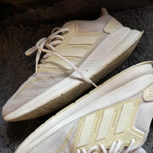 Adidas - 200kr, inköpt för 599kr. Använd en del så det ör inte nyskick men har blivit tvättade så ser bra ut! 