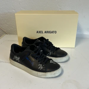 Axel arigato skor - Tja säljer dessa feta Axel arigato skorna för damerna, små skavanker mest smuts behov av tvättning. Låda och dustbag medföljer. Hör av vid funderingar