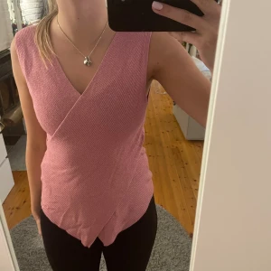 Rosa glitterlinne  - Så fint linne i rosa tyg med glitter!💖 Köpt på Vinted men kommer tyvärr inte till användning 😢Står ingen storlek men skulle säga xs-m beroende på hur tajt/löst man vill att det sitter🫶🏼
