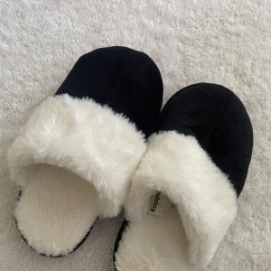 Svarta lurviga tofflor  - Helt nya lurviga tofflor från Kappahl, kom privat vid fler funderingar 🤗