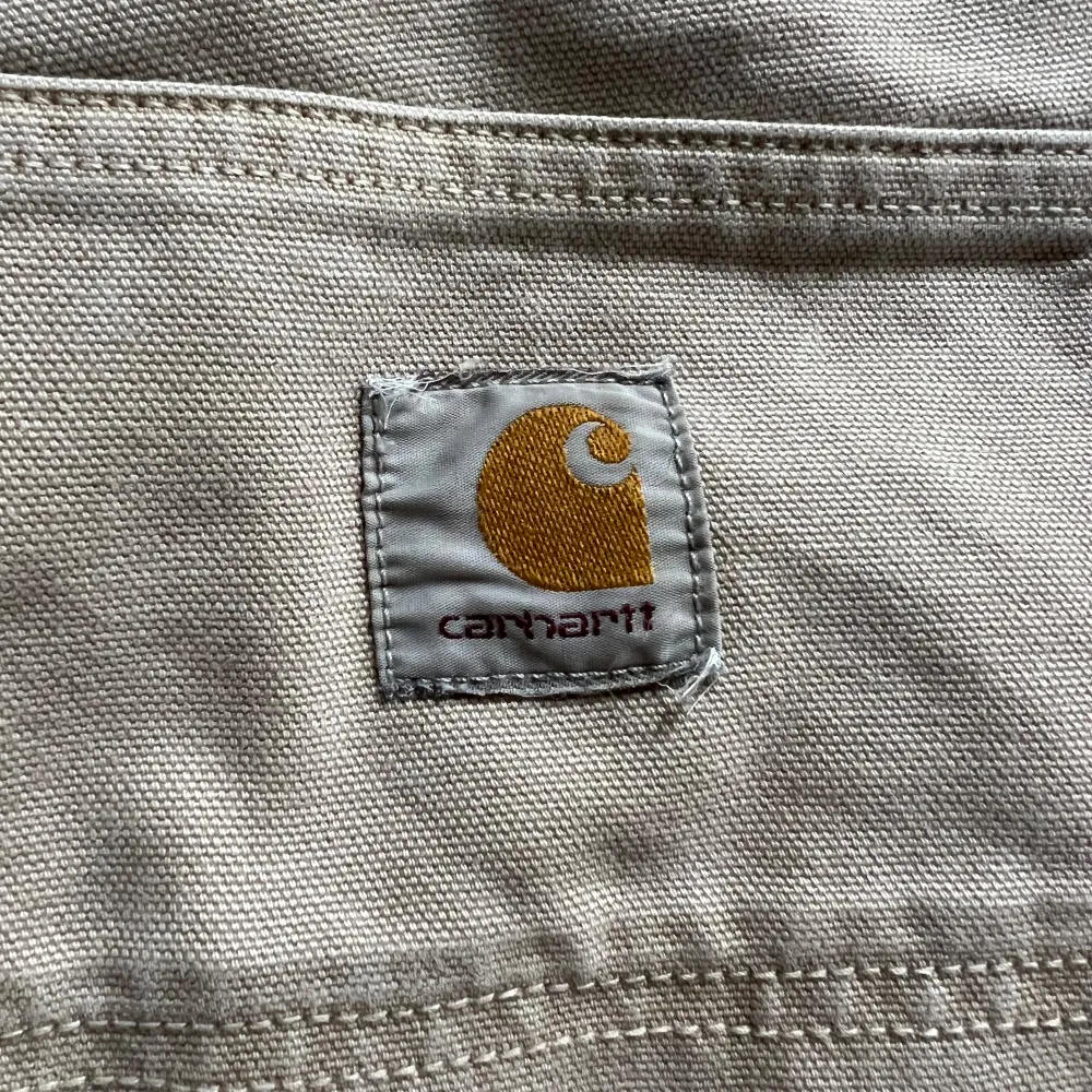 Fruktansvärt snygga Carhartt jeans som är helt oanvända och så sjukt feta! För snygga för att damma i garderoben. De är tyvärr för stora för mig och därför behöver de gå:( strl: 33/34  Nypris: 1200| Helt nya, priset är ej hugget i sten;) hör av dig!. Jeans & Byxor.