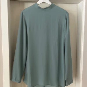 Grön blus Filippa K - Grön blus i superfint skick från Filippa K. Använd vid 1 tillfälle.