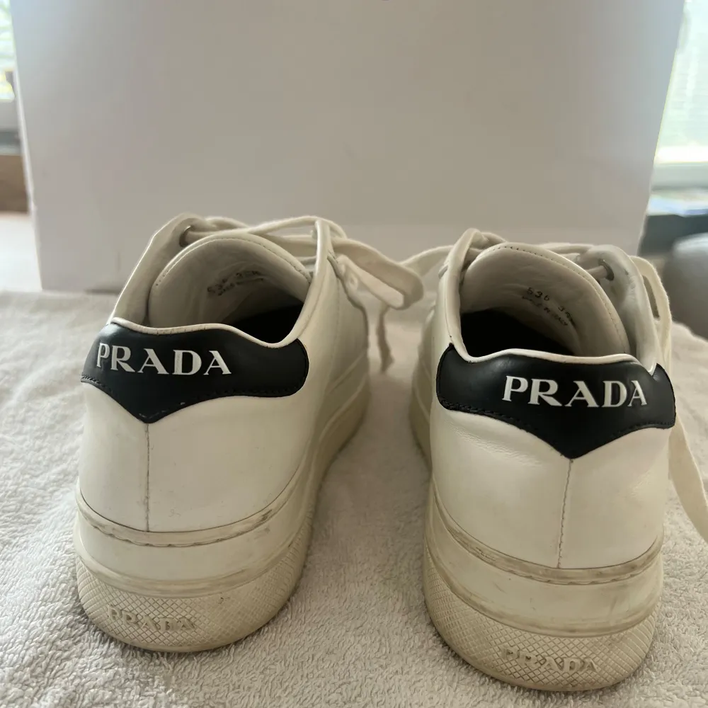 Prada skor , 36 1/2 passar också till 37 . Skor.