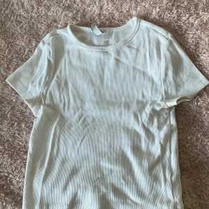 Topp - Vanlig vit ribbad t-shirt i gott skick💕 Skriv vid frågor. Använd gärna köp nu!