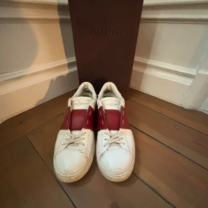 Valentino open, bra skick - Ett par stilrena Valentino Open i färgen vinröd Storlek 44 (passar även 44,5 och 45) Köpta på plick med äkthetsbevis  Säljer pga brist på använding 