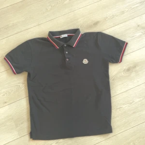 Moncler pike - Storlek M/L. Prislappar kvar. jötte fin moncler pike jätte bra kvalitet 
