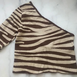 Zebra tröja  - Använd en gång, bra skick, fin till fest
