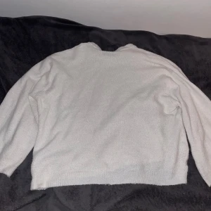 vit stickad tröja från lager 157! - Den har använts ett par gånger men har krympts