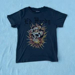 Ed hardy tshirt - Cool ed hardy tshirt i felfritt skick  Står S men sitter som M.