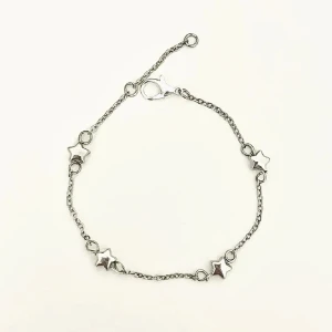 Silverarmband med stjärnor - Säljer ett superfint handgjort silverarmband med små stjärnor. Armbandet har en tunn kedja och stjärnorna är jämnt fördelade längs kedjan. 