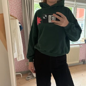 Hoodie med tryck på ryggen  - Mörkgrön hoodie vilket kanske inte framgår jätte bra på bilderna. Storlek S från pull&bear. 💚