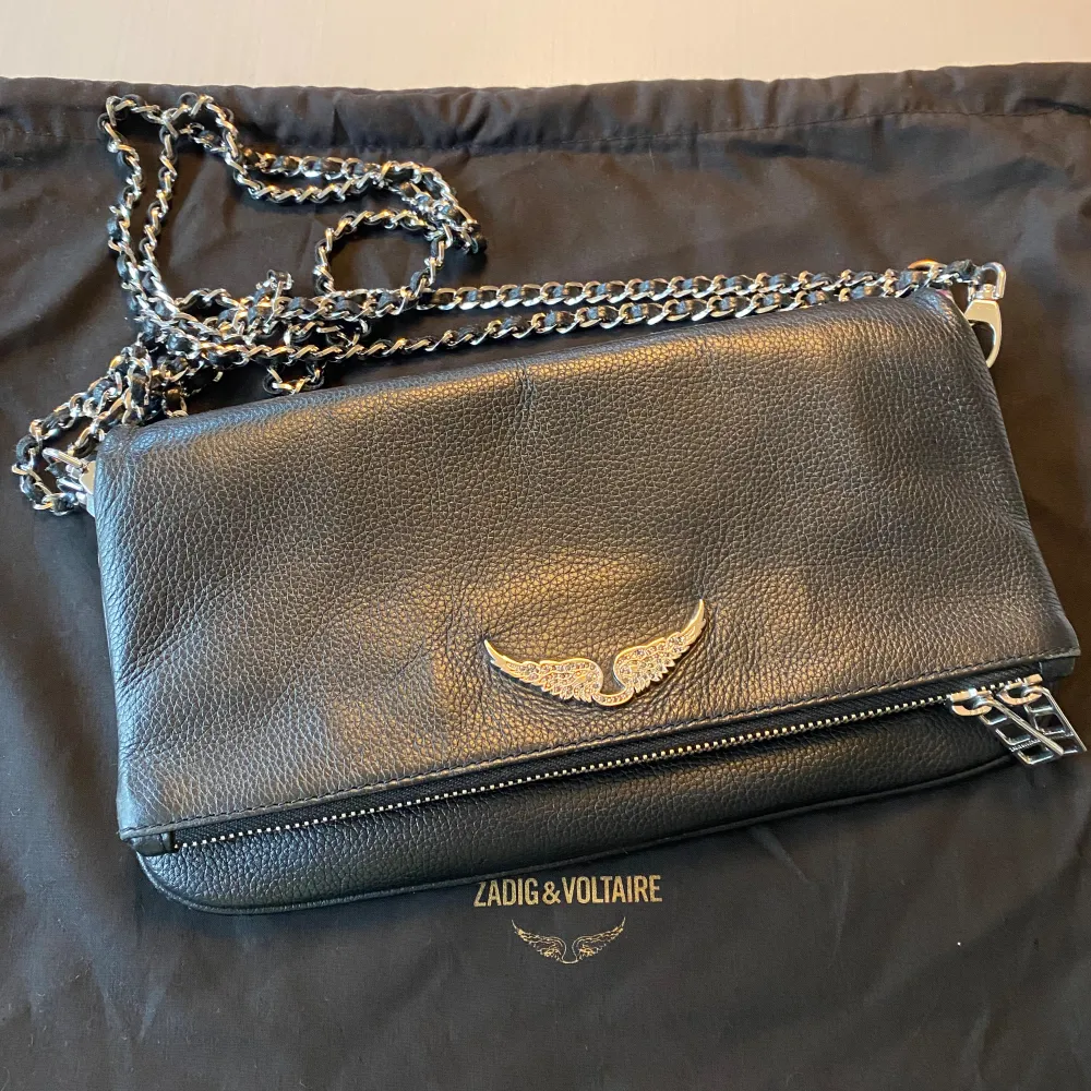 Köpte på Zalando för ett år sedan!  Dustbag ingår  Finaste väskan!  Skinn Foder textil  Magnetlås Höjd 15 cm Längd 27 cm Handtag 56 cm  Hör av er vid intresse samt vid fler bilder! . Väskor.