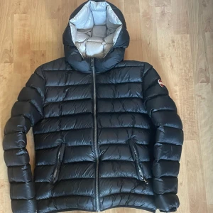 Colmar Jacka - Säljer denna Colmar jacka som är i bra skick. Ett litet hål i innerfickan som varken syns eller stör. Storleken 16 Y 172 cm passar ungefär S/XS. 