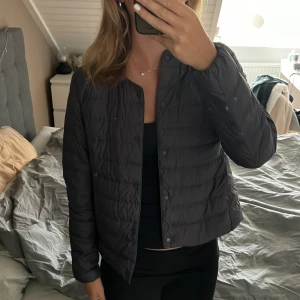 Uniqlo ultra light down - Nyskick, bara använd några få gånger. Färgen är grå/blå
