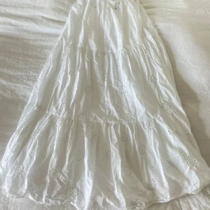 Långkjol - Jättefin långkjol från Gina Tricot. Aldrig använd, tvättad en gång. Helt slutsåld på hemsidan. Nypris 599kr.