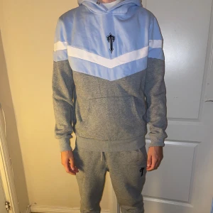 Trapstar tracksuit - Säljer denna trapstar tracksuit i väldigt bra skick utöver att i byxan har den en liten slitning men det märks knappt vid knät. 