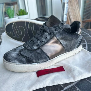 Valentino Flycrews  - Säljer sällsynta Flycrews i väldigt bra skick bara en nit saknas, skorna kommer med dustbag pris kan diskuteras. Skriv om ni har fler frågor!🤩