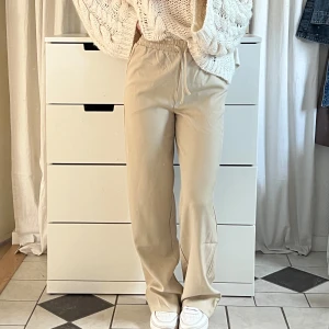 Byxor - Super sköna byxor från nakd i en lös passform, har ett tunt skönt material🌸 aldrig använda så de är i nyskick✨