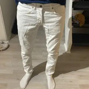 Vita dondup jeans i modellen George storlek 30/32 fint skick, mycket bekväma ny pris 3700kr