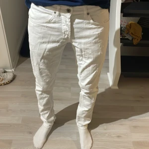 Dondup jeans  - Vita dondup jeans i modellen George storlek 30/32 fint skick, mycket bekväma ny pris 3700kr