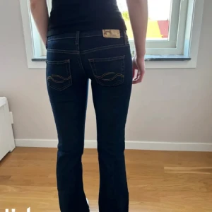 Jeans - As snygga lågmidjade jeans jag köpte på plick, men passar tyvärr inte mig. Midjemått: 36 innerbenslängd: 72. Skriv vid frågor 💕