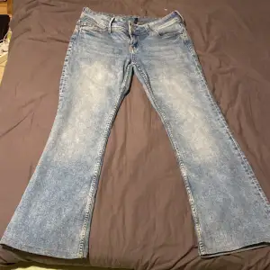 Flared low jeans från H&M i storlek 40 men passar 39 , jag är en och 158 men om ni ändå vill veta längde på dom så skriv privat så skickar jag bild tik dig 