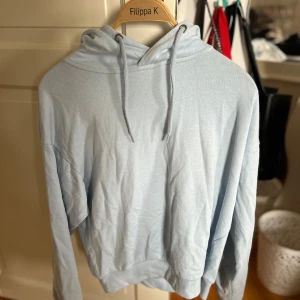 Ljusblå hoodie  - Säljer en supermjuk och bekväm ljusblå hoodie från lager 157. Perfekt för en avslappnad stil med sin klassiska design och justerbara dragsko i huvan. Den har långa ärmar och en normal passform, vilket gör den idealisk för både vardag och mysiga hemmakvällar.