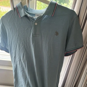 Raulp lauren piké  - jätte fin blå piké skjorta. Ser mycket bättre ut i verkligheten och får en att verkligheten sticka ut. Min favorit piké säljs nu för att den blivit för liten!  Storlek S Fri frakt eller möts i Uppsala 