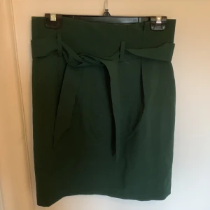 Pennkjol - Mörkgrön högmidjad pennkjol. 