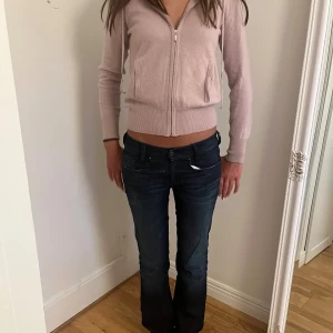 Soft goat zip up - Rosa zip up i bra skick. 100 % Kashmir. Lite mindre i storleken så skulle säga att det är som en XS. Inte så ofta använd. 