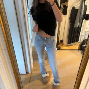 Ljusgrå jeans - Säljer ett par ljusgråa jeans i en klassisk stil. De är lågmidjade och har en straight passform. Perfekta för vardagsbruk och kan matchas med nästan vad som helst. De är i bra skick och redo för en ny ägare!