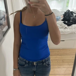 Blå linnetopp från Zara - Säljer en snygg blå linnetopp från Zara. Den har en tight passform. använd fåtal gånger