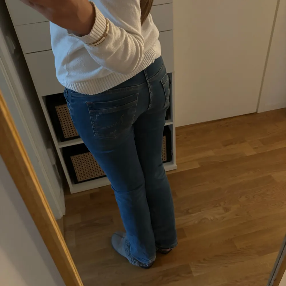 fina ltb jeans köpte här på plick, köpta i längd 32 men är uppsprättade där nere så skulle säga längd 34, skriv för bilder!!💝. Jeans & Byxor.