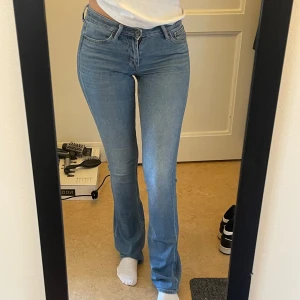 Lågmidjade bootcut jeans - Säljer nu mina älskade lågmidjade bootcut jeans från crocker för att dom har blivit försmå… Jag är 172 cm lång och dom går ner i marken på mig, så dom passar nog dig som är mellan 172-175 ish, dom är jättesköna & jättebra skick. Köpta för 899kr 