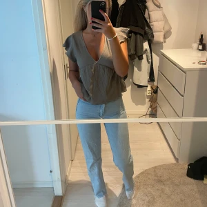 Abrand high straight jeans - Skitsnygga abrand jeans, säljer eftersom de blivit lite små för mig men använt såå mycket😍 storlek 25 skulle säga att de är som en XS