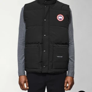 Canada gosse väst - Västen är i storlek S är i bra skick inga konstigheter på västen. Hör av er om ni är intresserad.