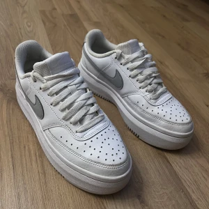 Nike skor - Vita Nike skor med hög sula, använda fåtal gånger. Storlek 39. 