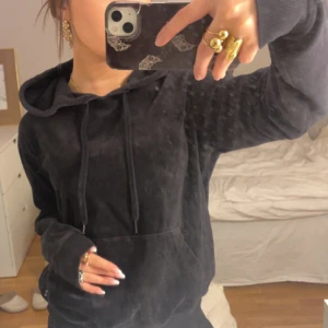 Hoodie - Mysig hoodie i ”sammetsmaterial”