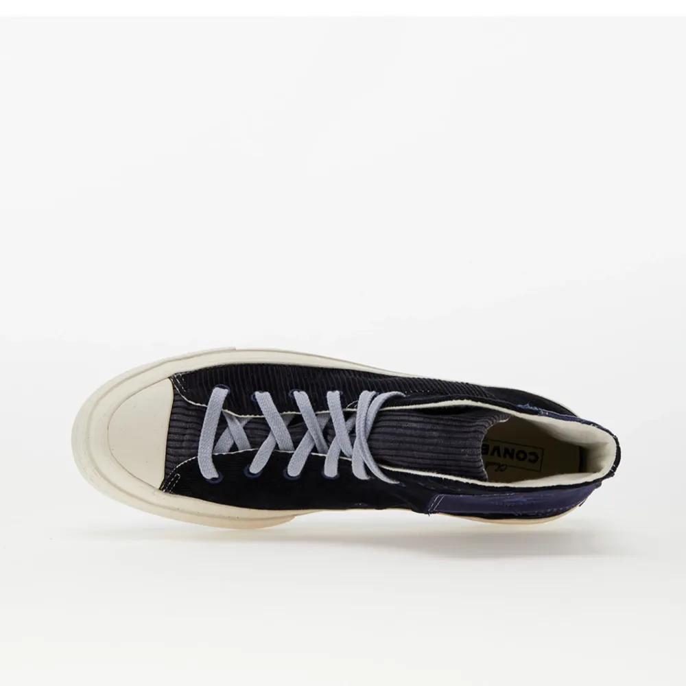 Jag säljer ett par svarta/blå sneakers från Converse, modellen heter Chuck 70 Beyond Retro. De är i helt nytt skick och kommer i skolåda. Ordinarie pris var 1200kr. Skor.