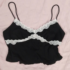 Topp - Topp från Shein men har rätt bra och tjockt material och även dubbelt tyg i kupan! Väldigt bra skick (Det var min lilla syster som köpte det cirka 2 år sedan, supportar inte Shein)