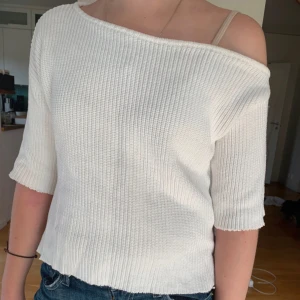 Off-shoulder tröja  - Vit trekvarts off-shoulder tröja i strl 36/S!💕