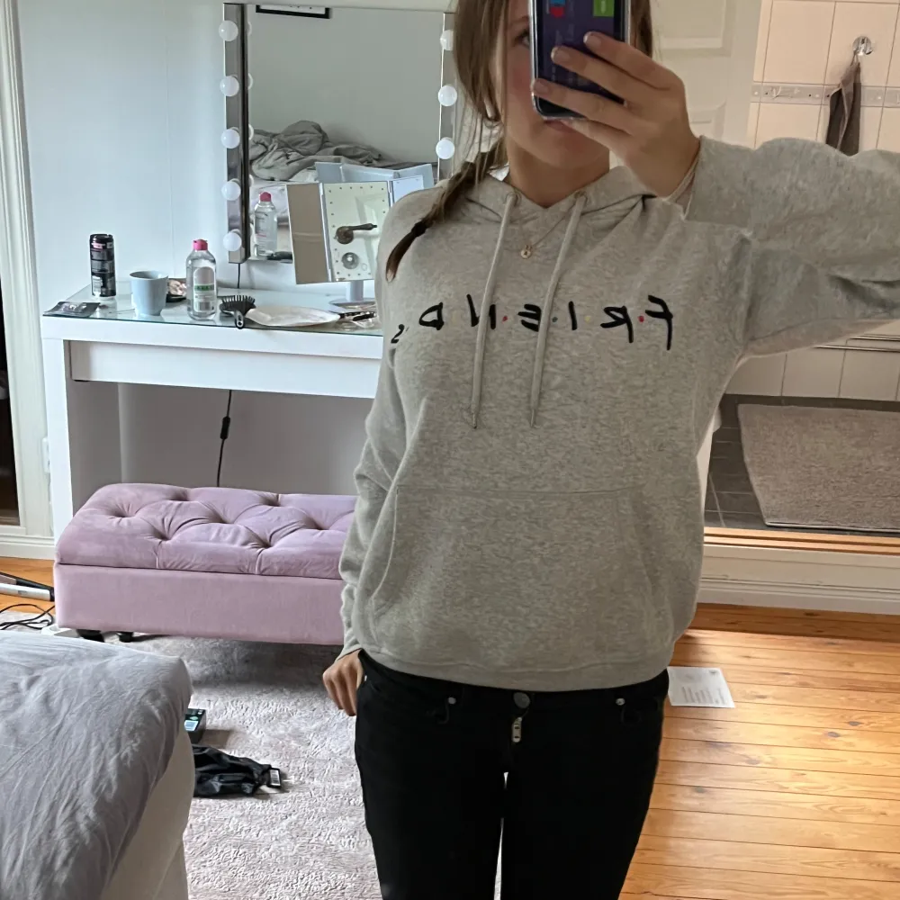 Säljer en supermjuk och bekväm grå hoodie med 'Friends' tryckt på framsidan. Den är perfekt för mysiga höst och vinterdagar! Huvan har snören för justering.❤️. Tröjor & Koftor.