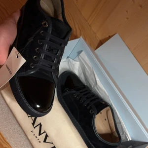 LANVIN  - Säljer nu ett par riktigt feta Lanvins i färgen mörkblå. Det är riktigt sällsynta då de ej säljs längre👍 Skicket är 9,5/10 Allt og tillkommer, box, dustbag, tag och extra snören.