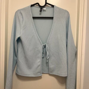 Kofta - Säljer en kofta från hm som aldrig är använd 