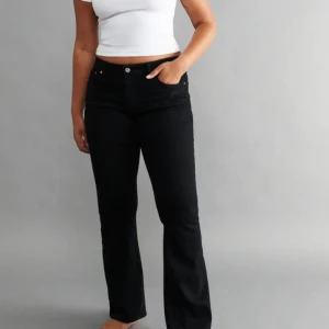 Bootcut jeans - Säljer dessa snygga jeansen då jag inte använder dom. De är väldigt bekväma. Nypris 499kr💗