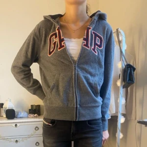 Gap zip hoodie - Säljer en mysig zipup kofta från Gap i barnstorleken XL som motsvarar XS/S i damstorlek. Tröjan har en luva där bak och den är i fint skick💓