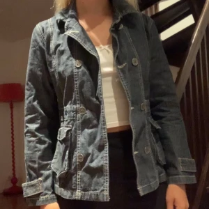 Söt jeans jacka - Perfekt till hösten och är jättesöt till halsdukar mm🥰  Get fin siluett! Skriv vid frågor💞